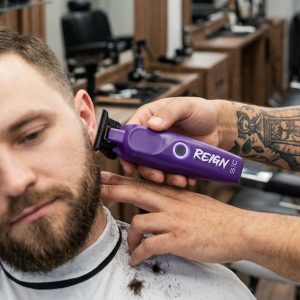 reign_trimmer_purple_-_sc422p-in_use_barber-2000×2000