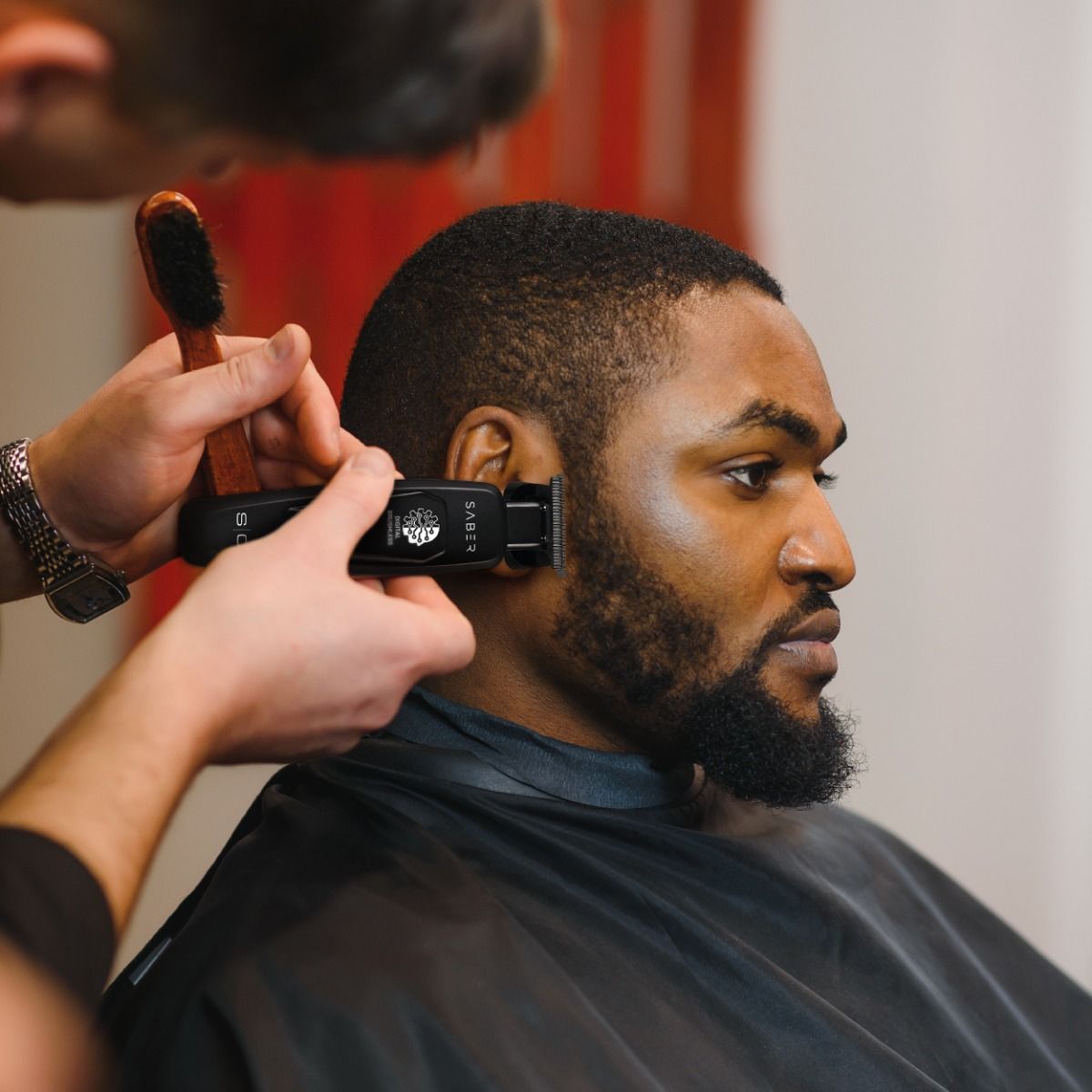 Saber Professional Hair Trimmer with Digital Brushless Motor - Image 5